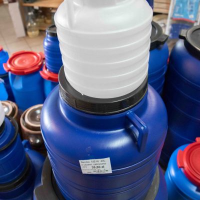 beczki i garnki gliniane oraz plastikowe